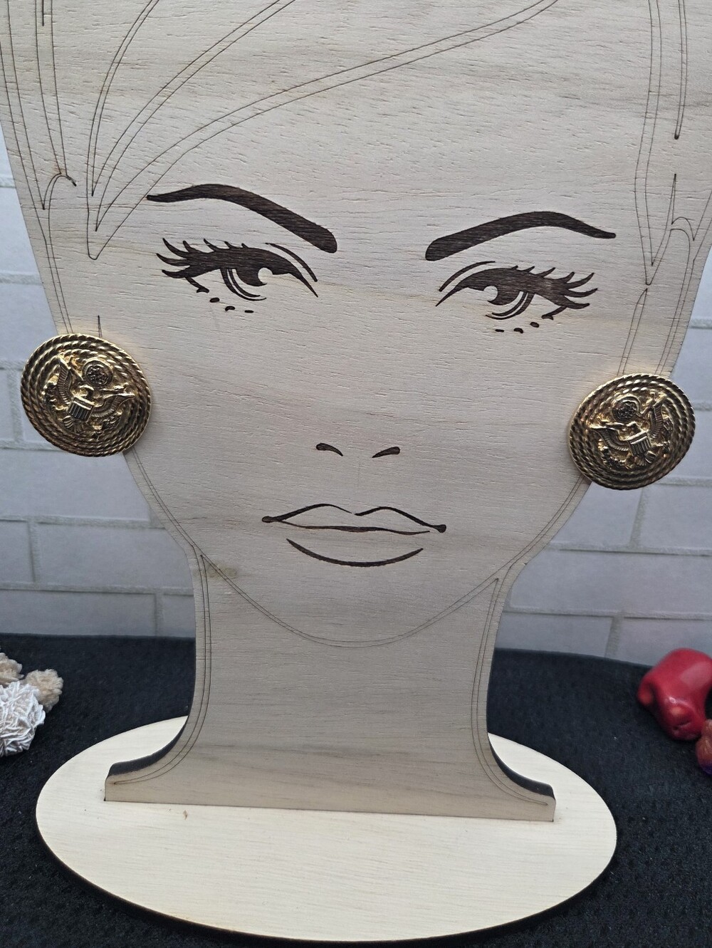1360. Vintage Gold-Tone Round Patriotic Clip On Earrings